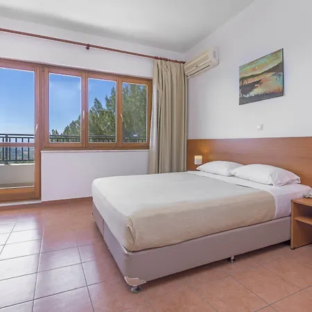 Aparthotel Helena Christina 3*