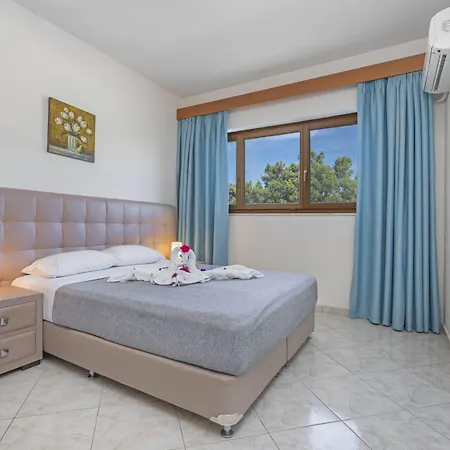 Aparthotel Helena Christina 3*