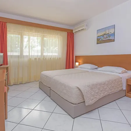 Aparthotel Helena Christina 3*