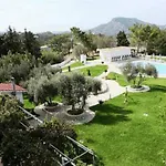 Appart hôtel Helena Christina 3*