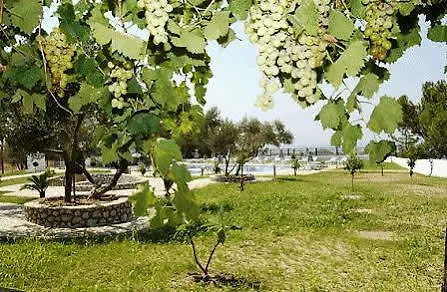 מלון דירות Helena Christina 3*