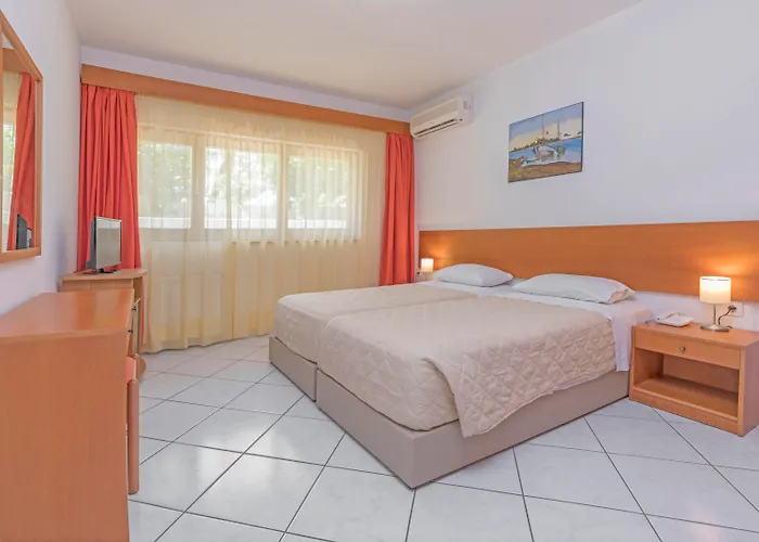 Aparthotel Helena Christina 3*