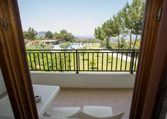 Aparthotel Helena Christina 3*